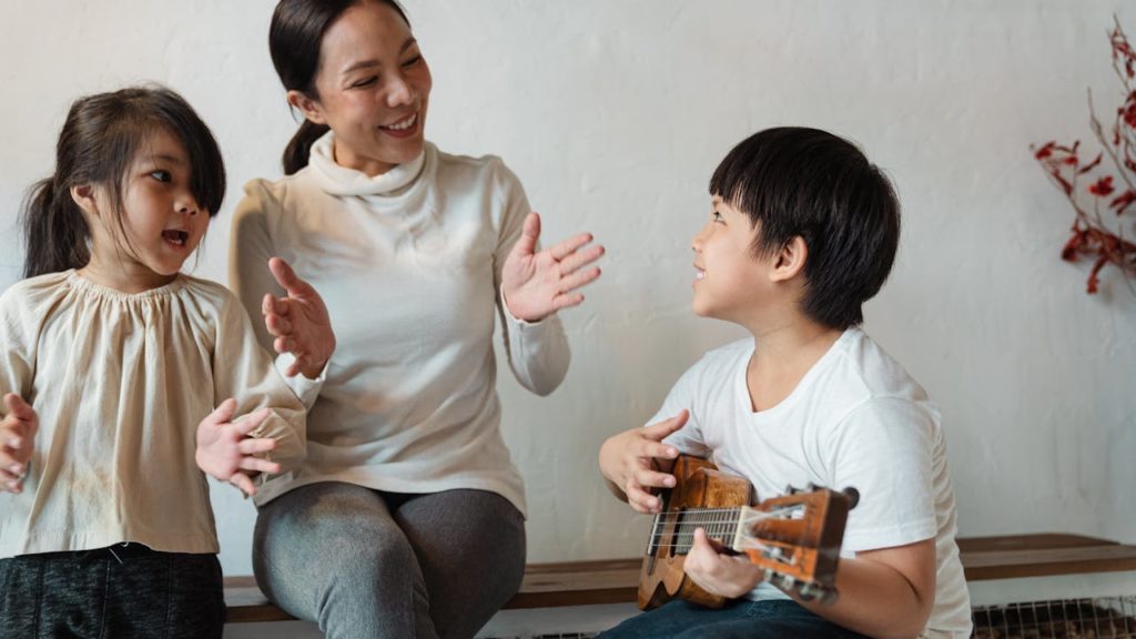 mujer-enseñando-musica-a-niños